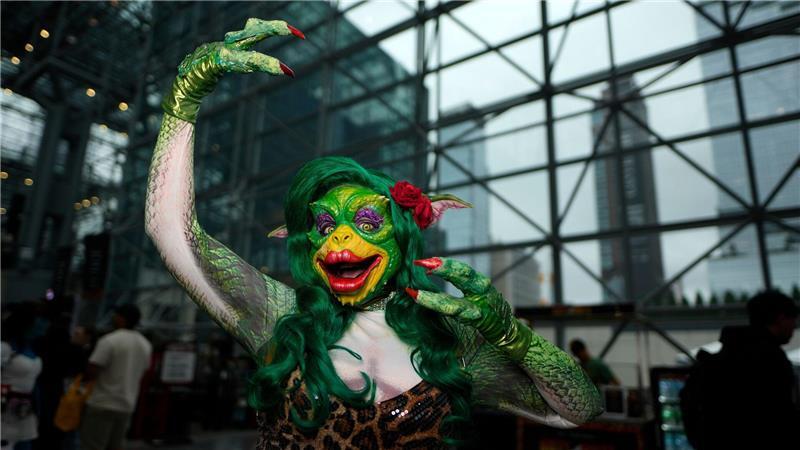 Ein als Gremlin verkleideter Besucher posiert während der New York Comic Con im Jacob K. Javits Convention Center.