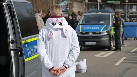 Ein als Osterhase kostümierter Motorradfahrer wird in Blankenburg von Einsatzkräften der Polizei am sogenannten Car-Freitag an der Rappbodetalsperre kontrolliert. 