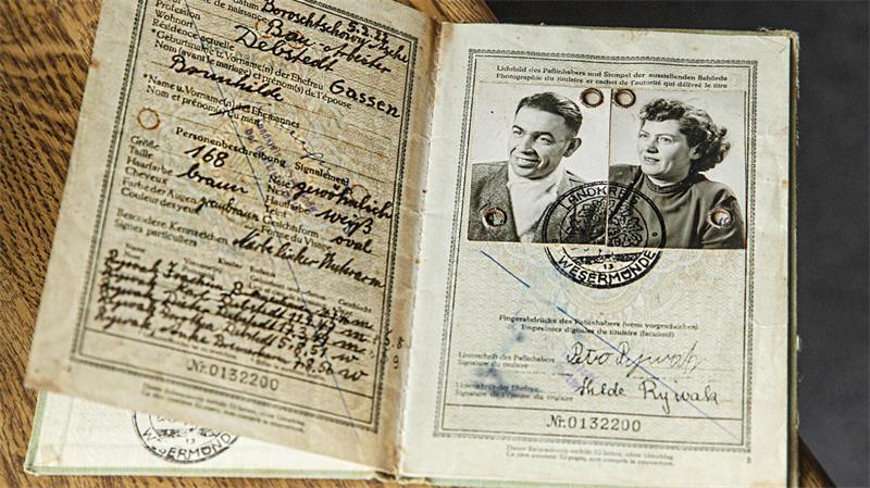 Ein alter Reiseausweis für Staatenlose erinnert an die Zeit, in der Dorothea Langwald ohne gesicherte Staatsangehörigkeit leben musste. Das Dokument gehörte ihren Eltern.