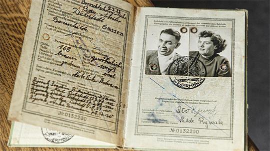Ein alter Reiseausweis für Staatenlose erinnert an die Zeit, in der Dorothea Langwald ohne gesicherte Staatsangehörigkeit leben musste. Das Dokument gehörte ihren Eltern.