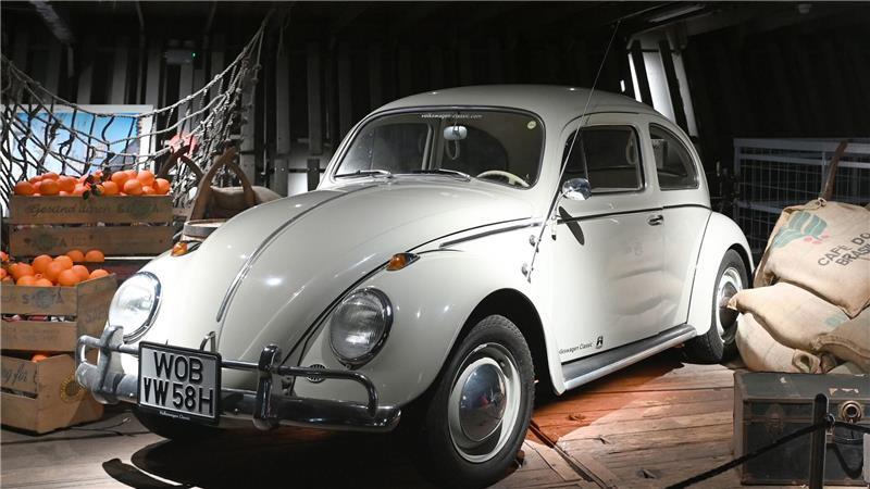 Mit Käfer und Strauß: Neue Ausstellung auf „Cap San Diego“ Ein alter VW-Käfer steht in einem Laderaum.