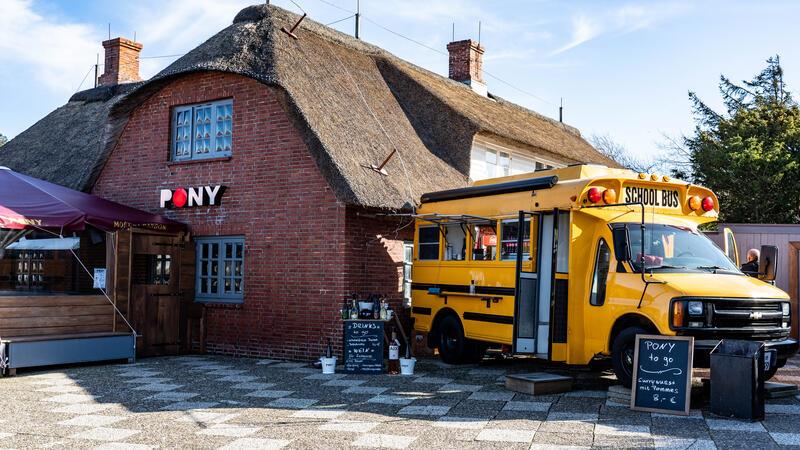 Schickeria-Schock auf Sylt – Rassismus-Eklat um Partyvideo Ein alter amerikanischer Schulbus steht als Ausschank neben der Gaststätte "Pony" in der Straße Strönwai im Zentrum von Kampen.