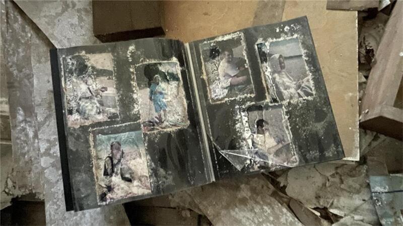 Wie eine kleine Dorfschule zum Lost Place wurde Ein altes Fotoalbum liegt aufgeschlagen in einem der verlassenen Räume.