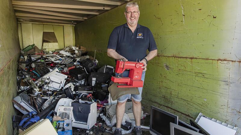 Ein altes Schätzchen: Dirk Johanns, Assistent der Geschäftsführung, entdeckt in den Containern so manches Gerät, an dem Bastler sicherlich ihre helle Freude hätten. In diesem Falle ist es eine Nähmaschine.