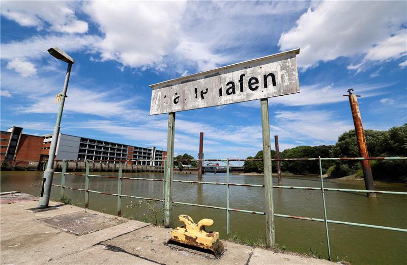 Ein altes abgeblättertes Schild steht auf dem gesperrten Anleger Saalehafen auf dem Gelände des ehemaligen "Tschechenhafen" auf der Veddel. Foto: Charisius/dpa