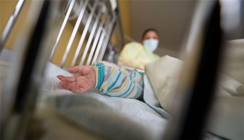 Ein am Respiratorischen Synzytial-Virus (RS-Virus oder RSV) erkrankter Patient liegt auf einer Kinderstation des Olgahospitals des Klinkums Stuttgart in einem Krankenbett. Die Kinderkliniken in Deutschland haben aktuell große Schwierigkeiten, alle schwerstkranken kleinen Patienten zu versorgen. Foto: Marijan Murat/dpa