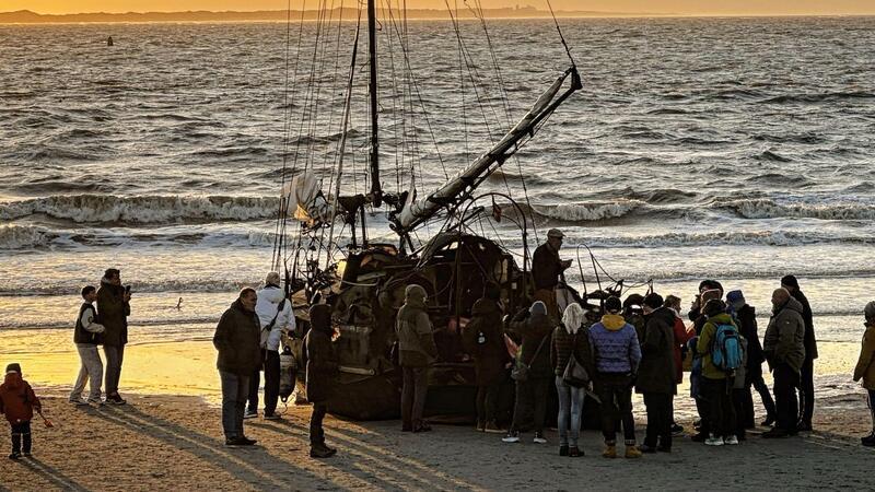 „Geisterschiff” sorgt für Aufruhr auf Norderney – Seemann schweigt Ein am Weststrand der Insel Norderney gestrandetes Segelschiff mit Schaulustigen.