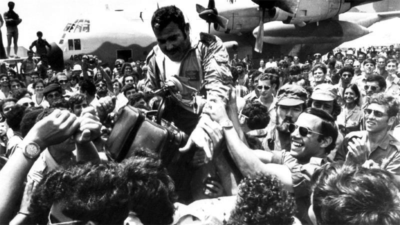 Ein an der damaligen Befreiungsaktion beteiligter Pilot wurde nach der Rückkehr auf dem Flughafen Ben Gurion gefeiert. (Archivbild)