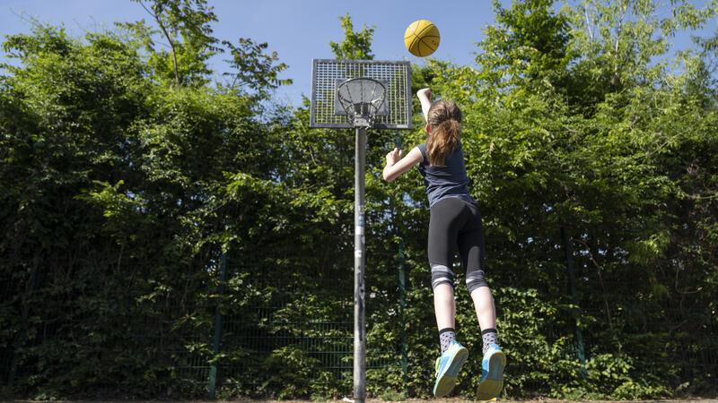 Hat das Kind ADHS? Experten-Tipps für Eltern Ein analoger Lebensstil mit wenig Bildschirmzeit, viel Sport und Bewegung ist vorteilhaft für Kinder und Jugendliche mit ADHS.