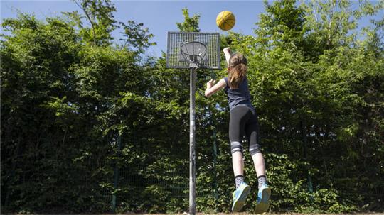 Ein analoger Lebensstil mit wenig Bildschirmzeit, viel Sport und Bewegung ist vorteilhaft für Kinder und Jugendliche mit ADHS.