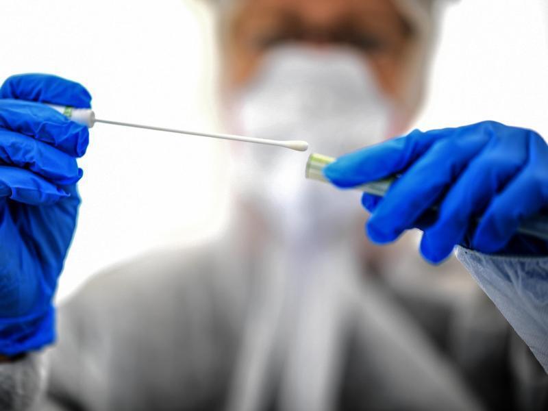 Ein angeordneter PCR-Test auf das Coronavirus wird durchgeführt. Foto: Britta Pedersen/dpa-Zentralbild/dpa/Archivbild