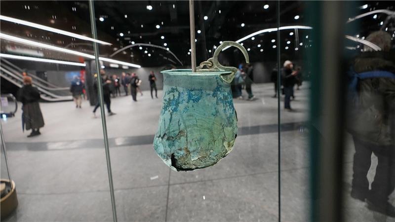 U-Bahn als Museum: Zwei neue Metro-Stationen im Herzen Roms Ein antiker römischer Eimer, mit dem Wasser aus Brunnen geschöpft wurde und der auf das 5. bis 2. Jahrhundert vor Christus datiert wird, ist in der neuen U-Bahn-Station am Kolosseum zu sehen.