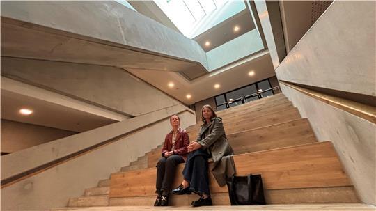 Ein architektonischer und pädagogischer Höhepunkt im Erweiterungsbau der Halepaghen-Schule ist die sogenannte Lerntreppe. Für ein Foto nehmen Schulleiterin Bettina Fees-McCue (links) und Stadtbaurätin Michaela Springhorn auf ihr Platz.