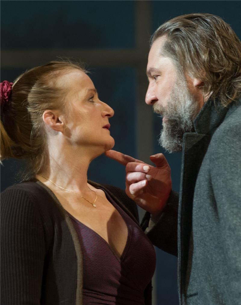 Ein atmosphärisch starkes Schauspiel auf der Stadeum-Bühne: Nina Petri und Nicki von Tempelhoff spielen in „Gift“ ein Ehepaar. Foto Fantitsch