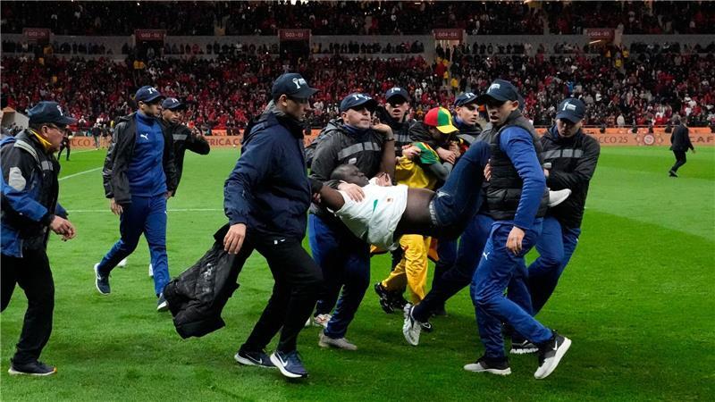 Ein auf den Platz gestürmter Anhänger des Senegals wurde von Sicherheitskräften weggetragen. (Archivbild)