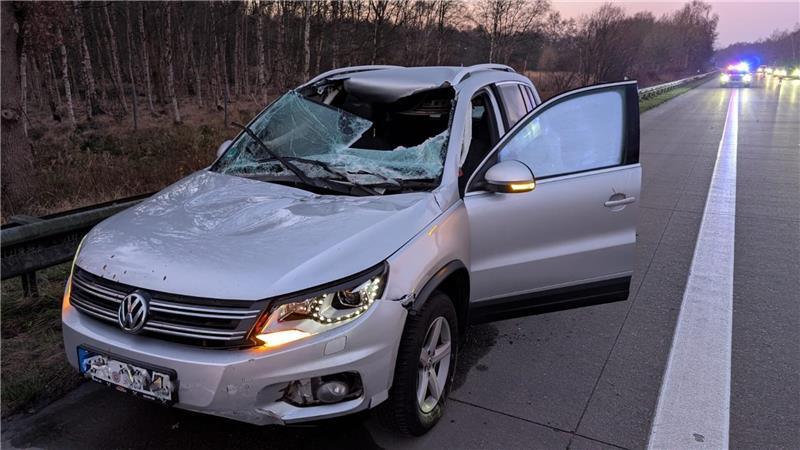Ein auf einem Lkw geladener Stahlträger hat sich durch die Windschutzscheibe eines VW gebohrt.