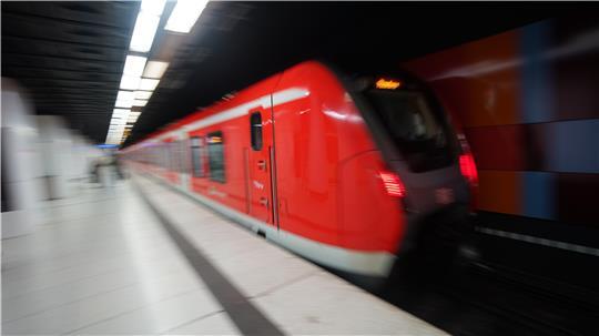 Ein aufmerksamer S-Bahn-Angestellter hat ein Zugunglück in Hamburg verhindert. (Symbolbild)