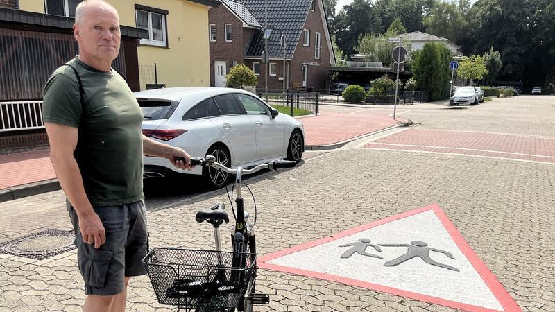 Sorge um Verkehrssicherheit in Buxtehude Ein ausdrückliches Lob von Ulrich Felgentreu an die Verwaltung: Dieses Piktogramm in der Straße Schwansburg ist neu und gut zu erkennen.