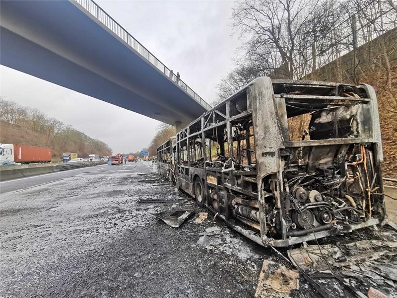 Brandschaden an A1 wird repariert - nur zwei Spuren Richtung Lübeck Ein ausgebrannter Bus steht auf der A1. Der Bus befand sich ohne Fahrgäste auf einer Werkstattfahrt, als er in Brand geriet. Am 03.07.2023 sollen Arbeiten zur Sanierung der Brandschäden an der Autobahn beginnen. Foto: Steven Hutchings/TNN/dpa