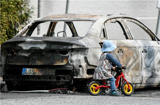 Ein ausgebranntes Auto, das während des gewalttätigen Aufmarsches am 7. Juli 2017 an der Elbchaussee zerstört wurde. Foto: Axel Heimken/dpa