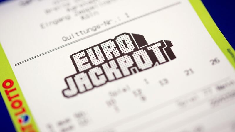 Ein ausgedrucktes Eurojackpot-Los liegt in einer Lotto-Annahmestelle.