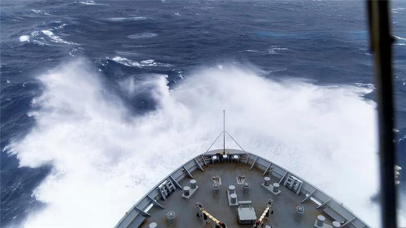 Australien wappnet sich für Zyklon - Extremruderer gerettet Ein australisches Marineschiff kämpfte sich durch meterhohe Wellen, um den Extrem-Ruderer zu retten.