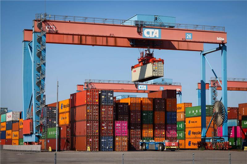 Chef von Hapag-Lloyd sieht Normalisierung der Lieferketten Ein automatischer Containertransporter wird auf dem Gelände des Containerterminal Altenwerder in Hamburg beladen. Der Chef der Hamburger Reederei Hapag-Lloyd sieht klare Anzeichen für eine Normalisierung der angespannten Lieferketten. Foto: Christian Charisius/dpa