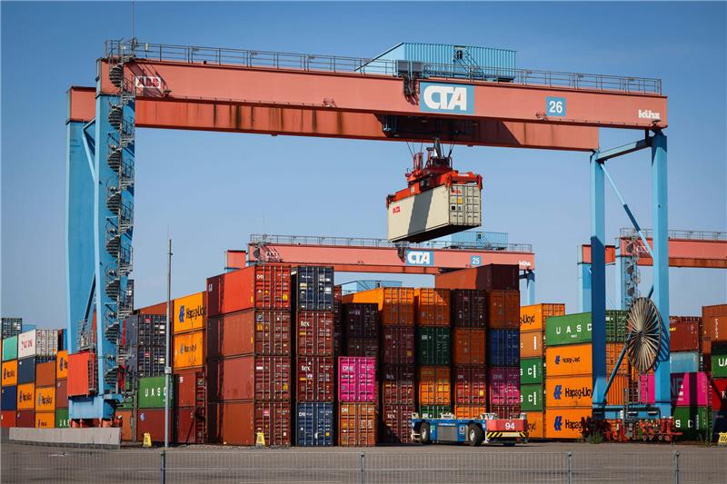 Ein automatischer Containertransporter wird auf dem Gelände des Containerterminal Altenwerder in Hamburg beladen. Der Chef der Hamburger Reederei Hapag-Lloyd sieht klare Anzeichen für eine Normalisierung der angespannten Lieferketten. Foto: Christian Charisius/dpa