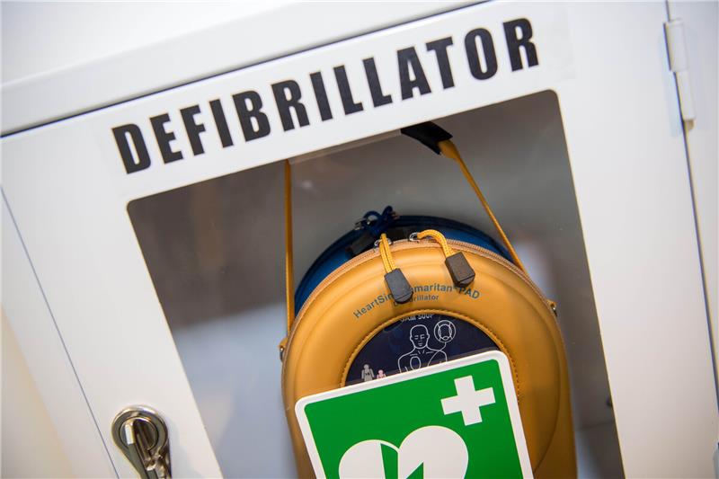 Ein automatisierter externer Defibrillator (AED): Das Gerät wird als eine Erste-Hilfe-Maßnahme bei einem plötzlichen Herzstillstand verwendet und bedarf für die Anwendung keiner Schulung. Foto: Peter Kneffel/dpa