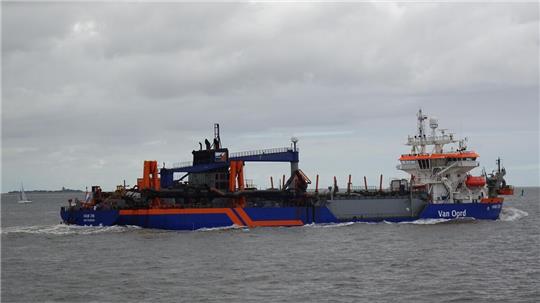 Ein baggerschiff auf Höhe Neuwerk im Elbmündungsgebiet. Foto: privat