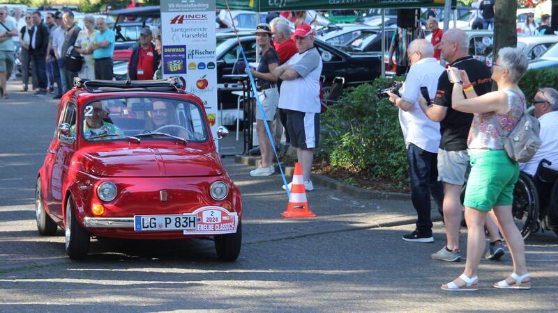 Ein begehrtes Fotomotiv: Andrea Harms und Lutz Stoffregen in ihrem Fiat 500 (Baujahr 1972).
