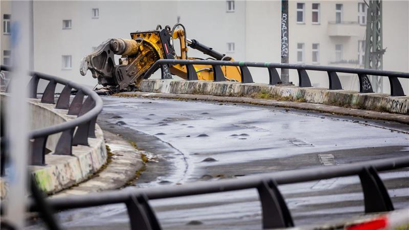 Schnieder: Bis 2032 sollen marode Brücken saniert sein Ein bekanntes Beispiel: Die strapazierte Ringbahnbrücke auf der A100 war nicht mehr zu retten. (Archivbild)