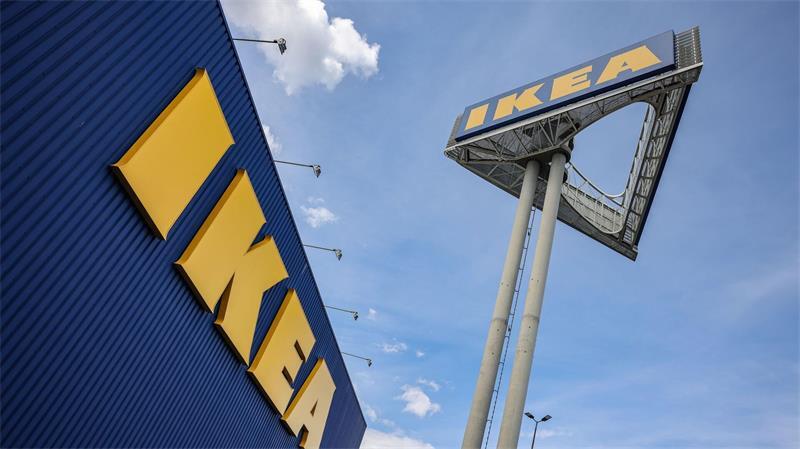 Ein bekanntes Logo: Der Möbelriese Ikea. (Archivbild)