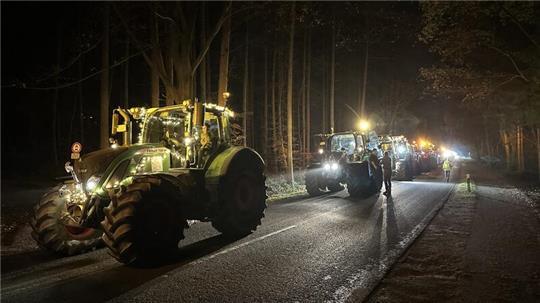 Ein beleuchteter Traktor-Konvoi rollt durch den Kreis Stade.