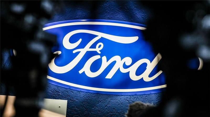 Förderspritze für Elektroautos? Scholz sieht Brüssel am Zug Ein beleuchtetes Firmenschild des Autobauers Ford leuchtet am Rande einer Betriebsversammlung am Standort Köln.