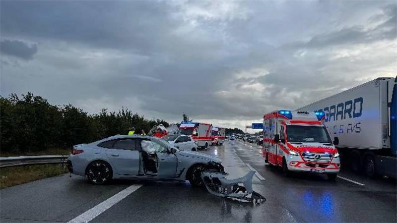 Autofahrer sorgen bei A1-Unfall am Morgen für Ärger Ein beschädigter Pkw steht nach der Kollision auf der regennassen A1; Einsatzkräfte sichern die Unfallstelle.