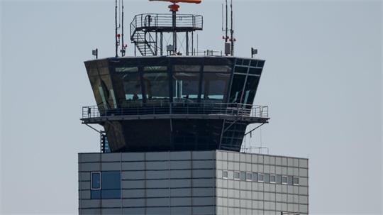 Ein beschädigter Zaun am Flughafen Leipzig/Halle hat einen Polizeieinsatz ausgelöst. (Archivbild)