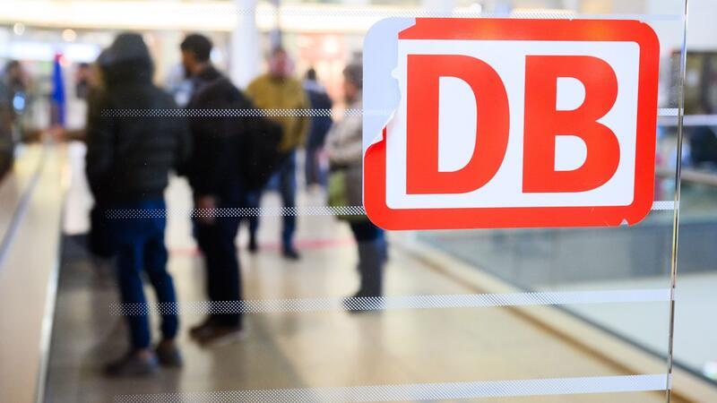 Ein beschädigtes DB-Logo klebt im Hauptbahnhof Hannover.