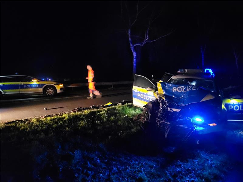Geldautomaten-Sprenger immer skrupeloser – Polizisten schwer verletzt Ein beschädigtes Polizeifahrzeug steht nach einer Verfolgunsgsjagd im Straßengraben. Foto: Albrecht/Kipp/Nord-West-Media/dpa
