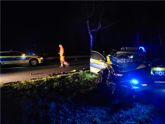 Ein beschädigtes Polizeifahrzeug steht nach einer Verfolgunsgsjagd im Straßengraben. Foto: Albrecht/Kipp/Nord-West-Media/dpa