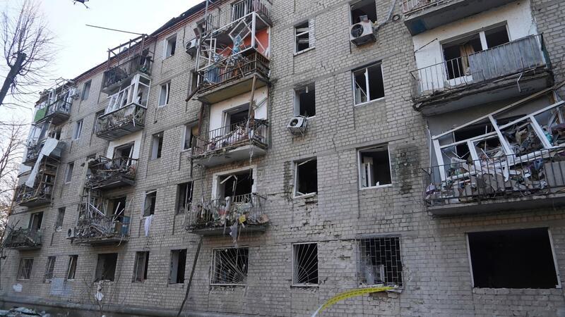 Krieg gegen die Ukraine: So ist die Lage Ein beschädigtes Wohngebäude in Charkiw nach einem russischen Angriff.