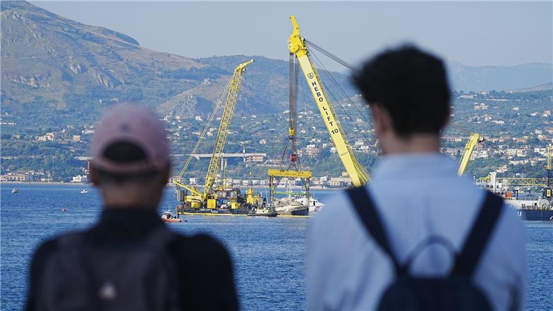 Ein besonderer Anblick: die Bergung der Superyacht „Bayesian“.