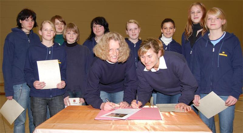 Ein besonderer Moment für Voltigier-Trainerin Brigitte von Maercker (vorne links mit Kollegin Nicole Brauner): Der Eintrag in das Horneburger Ehrenbuch 2007.