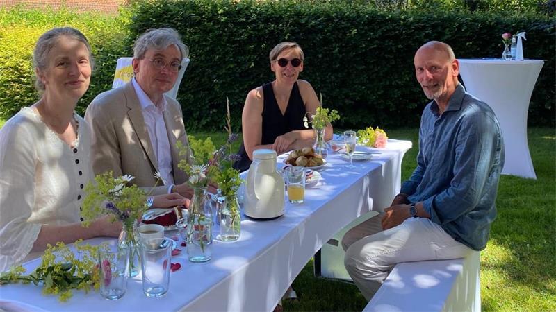 Spontan-Hochzeit: Die schönsten Bilder der Trauungen im Landkreis Stade Ein besonderer Moment für die Liebe im Garten der Kirche St. Nikolai zu Borstel.