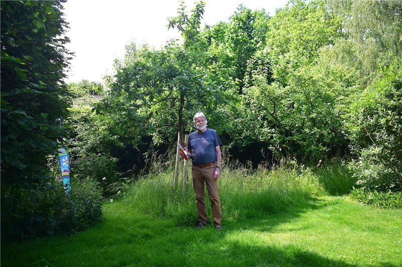 Kampf für die Demokratie: Wolfgang Weh hat eine Zauberformel Ein besonderer Ort: In Wolfgang Wehs Garten in Fredenbeck steht dieser Apfelbaum, den eine ehemalige Schulklasse hier als Dank für seine Arbeit als ihr Lehrer gepflanzt hat.