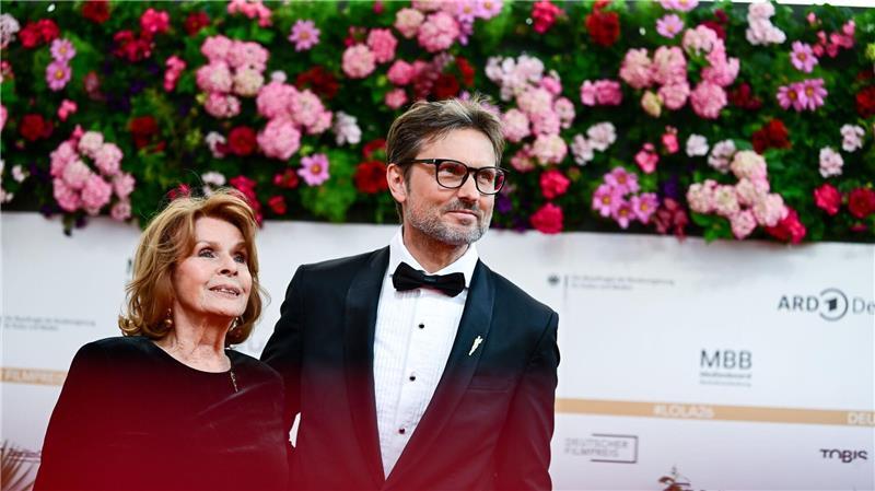Deutscher Filmpreis: Und dann spricht Wim Wenders Ein besonderes Duo: Senta Berger mit ihrem Sohn Simon Verhoeven.