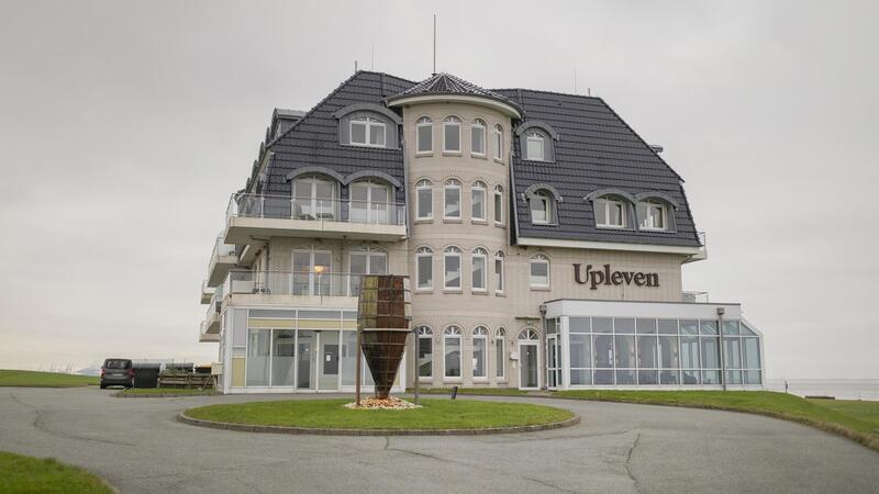 Ein besonderes Hotel an einem besonderen Ort: Das Upstalsboom-Hotel Upleven steht auf dem Nordseedeich in Wremen.