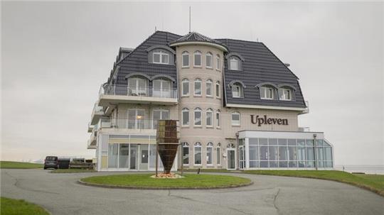 Ein besonderes Hotel an einem besonderen Ort: Das Upstalsboom-Hotel Upleven steht auf dem Nordseedeich in Wremen.