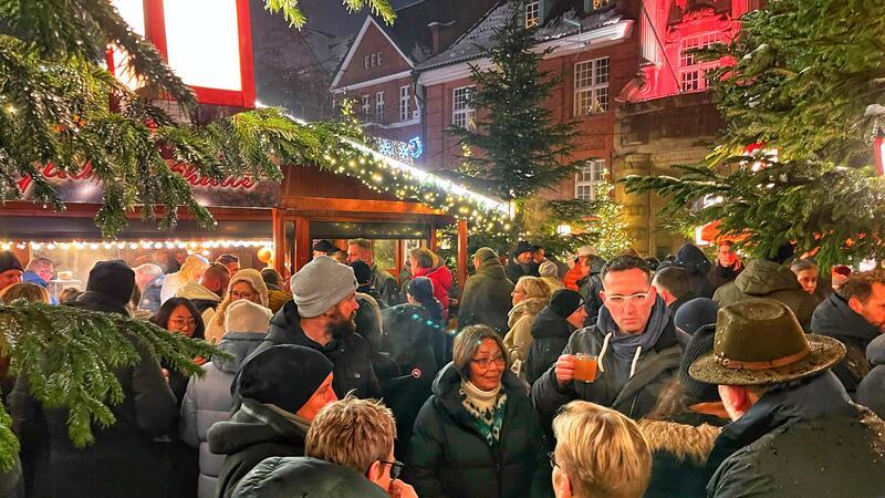 Ein besonders beliebter Stand bei den Besuchern des Buxtehuder Weihnachtsmarkts: die Glühweinbude auf dem Rathausplatz.
