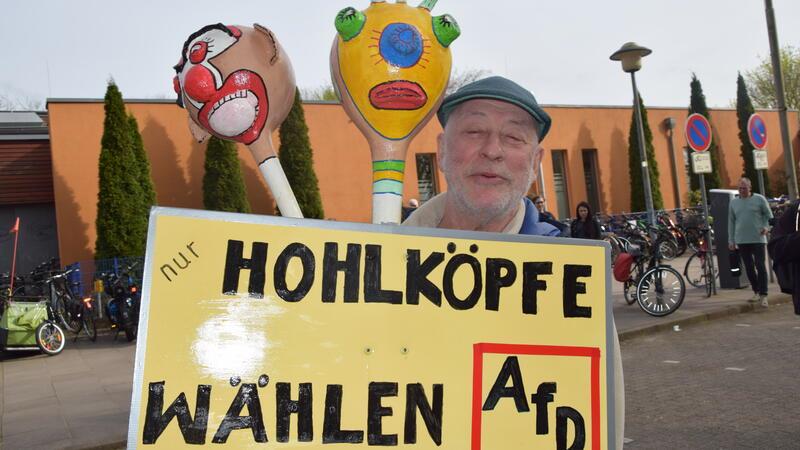Ein besonders kreatives Transparent hat Reinhard Feldmann aus Jork gestaltet. Nur Hohlköpfe würden AfD wählen, sagt er.